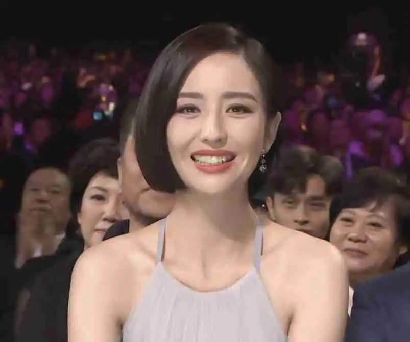  佟丽娅太拼了,春节还在片场度过,看来女人的安全感要自己给