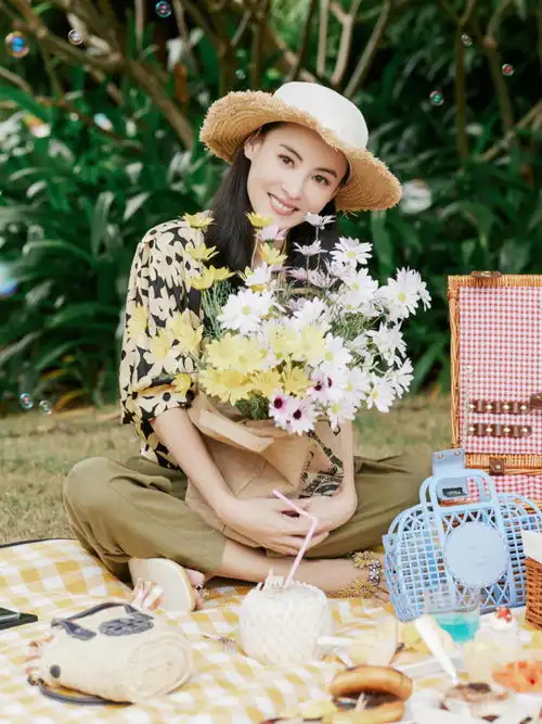  张柏芝少女感满分,身穿一件印花上衣搭配棕色长裤亮相,元气满满