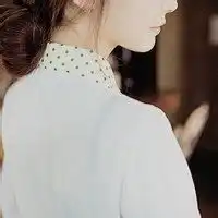  半身白衬衣女生头像干净简单微信头像图片大全