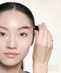  有型关键象蜡笔小新一样的趣味粗眉最时髦