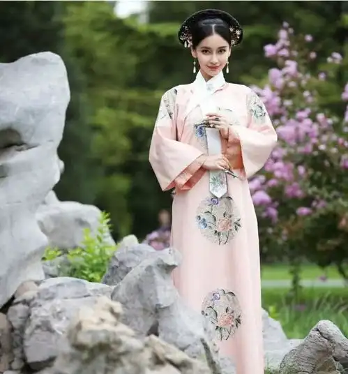  黄晓明娶到了个什么宝贝杨颖现代装美就算了,古装更是清新脱俗