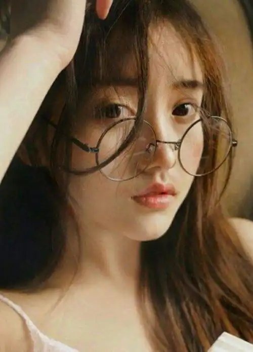  额头比较大的女生适合什么样子的眼镜