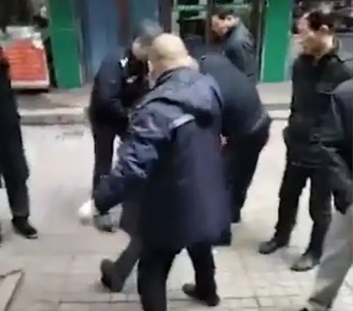  不需要戴口罩,女子乘公交车不戴口罩还不听劝阻,被强行抬下车
