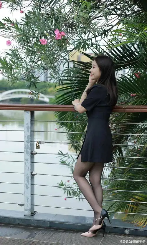  黑色西装裙设计感十足,展现出职场女性的优雅大方