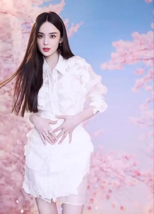  古力娜扎晒与江疏影合照,相差6岁闺蜜久违合体,同款高颜值抢镜