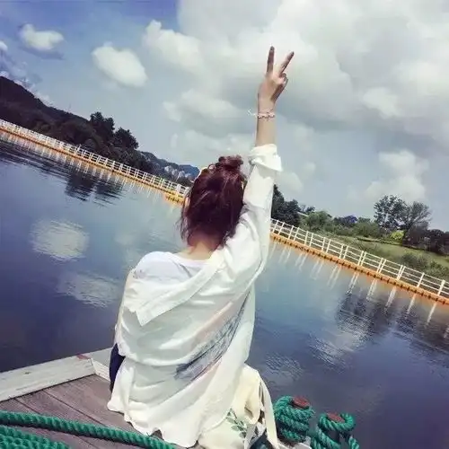 女生背影头像剪刀手