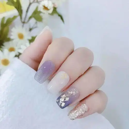  简约不花哨的ins风美甲,很高级