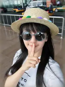  谢娜晒照片留齐刘海戴花草帽少女味儿十足图