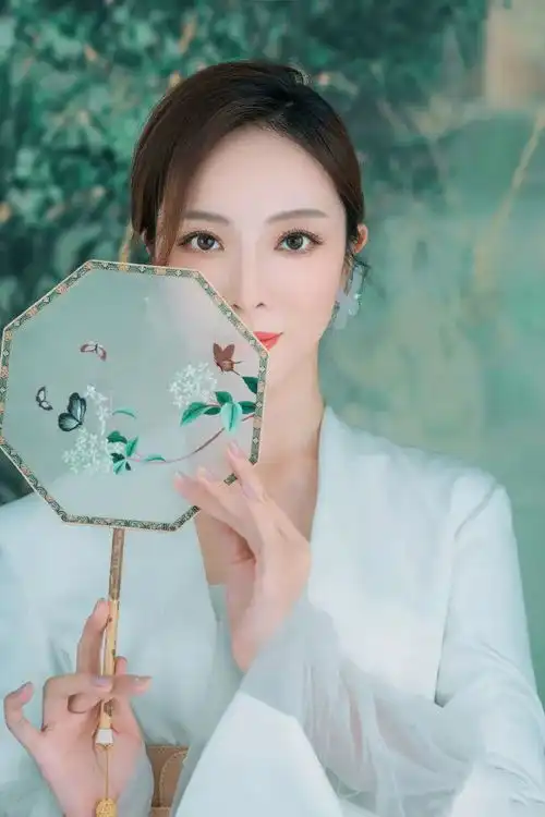  古装李思思令人叫绝,薄荷绿长裙搭小巧团扇,美成画中人