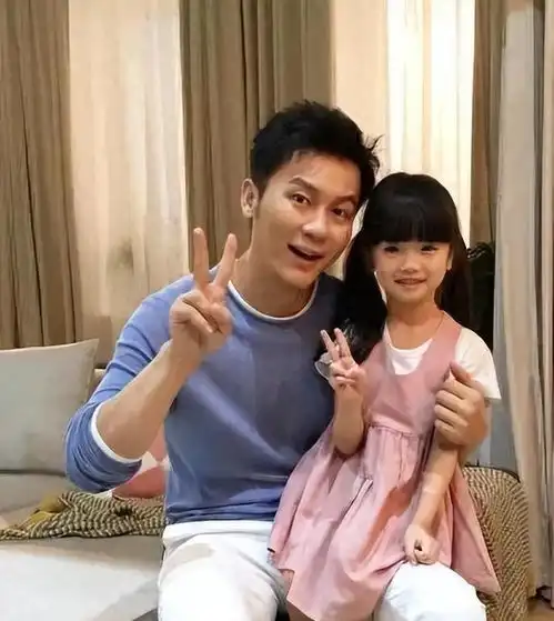  曝42岁李晨上海遛娃女儿五官清秀超像爸,推简易婴儿车太低调
