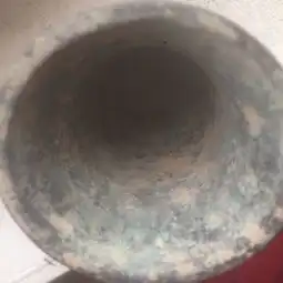  我有一件铜制酒杯不知道它是青铜还是黄铜杯内有纹咯子迹杯表面貌似也有图案和字迹我把它放花盆