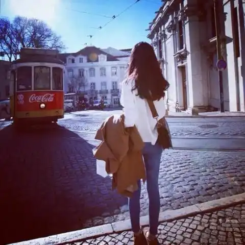  女人有两种表现,说明她对你动了情