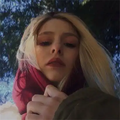  好看欧美女生头像,冷酷的眼神太有气质了