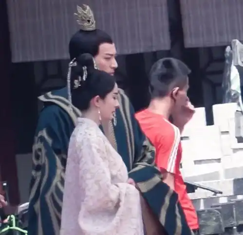  斛珠夫人晒图为杨幂庆生,海市造型却引关注,太少女了吧