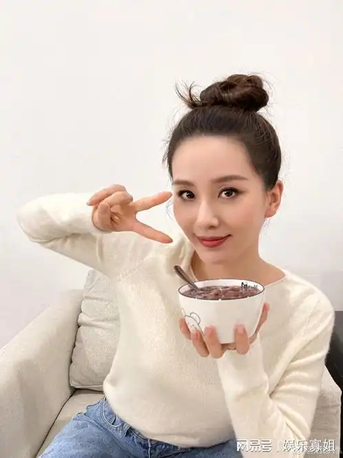  刘诗诗晒腊八节自拍,端着腊八粥比耶的可爱少女,丸子头好俏皮