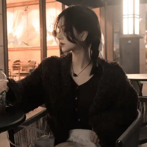  真人女生头像太阳强烈,水波温柔