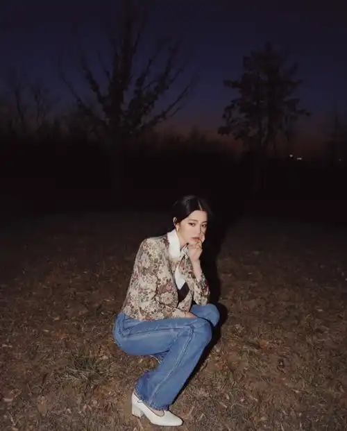  青春靓丽的欧阳娜娜,深夜造型太亮眼,尽显一双大长腿