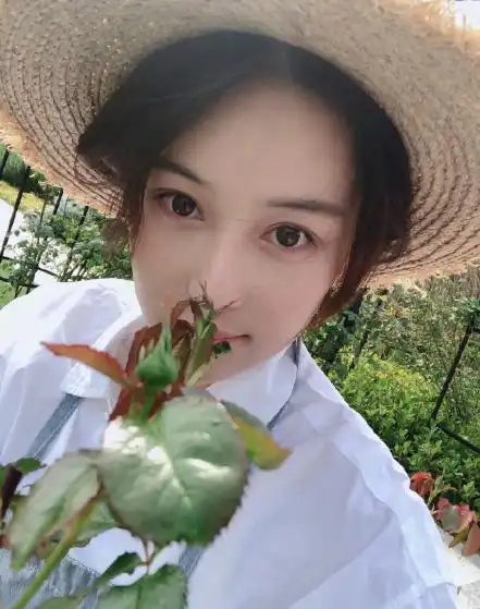  张馨予穿睡裤雨鞋,早起洒农药,园子太大被疑承包绿化养护