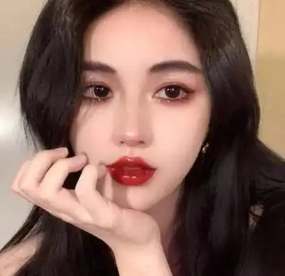  搞笑趣图段子走路偶然发现女神走在我前面,就悄悄跟着