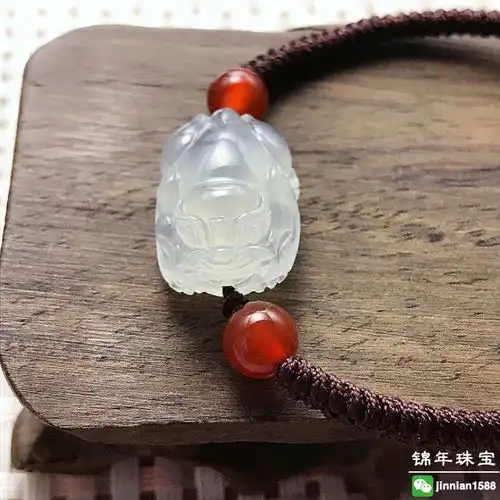  翡翠珠子红色手绳传统饰品的寓意与象征解读