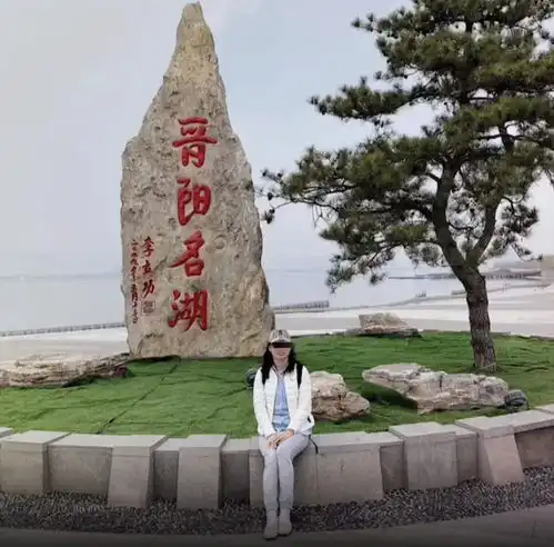  女子解除隔离后游遍景点一个动作,令网友瞬间炸了