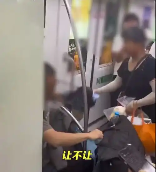  小伙拒绝地铁让座被老人用雨伞打网友吵翻