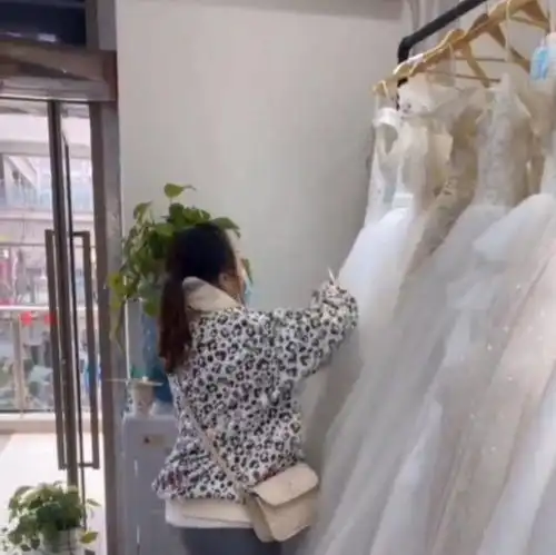  女子怒剪婚纱店十余套婚纱丈夫前后态度大变感情出现了问题