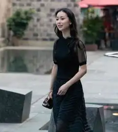  街拍面带微笑气质怡人的小姐姐