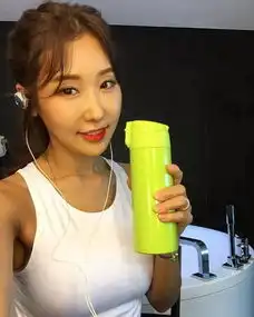  长相童颜身材火辣,50岁美女牙医逆天冻龄