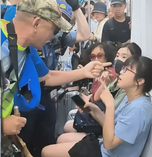  北京老人强行要求女生让座最新进展老人被带走,网友一边倒