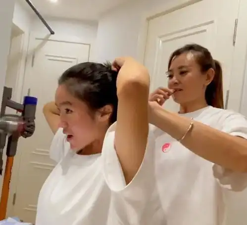  变形计最美最幸运的农村女孩,被城市单亲妈妈收养,如今很幸福