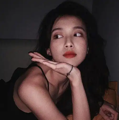  我是一个小熊饼干一天我不小心从楼上摔了下去然后我碎了