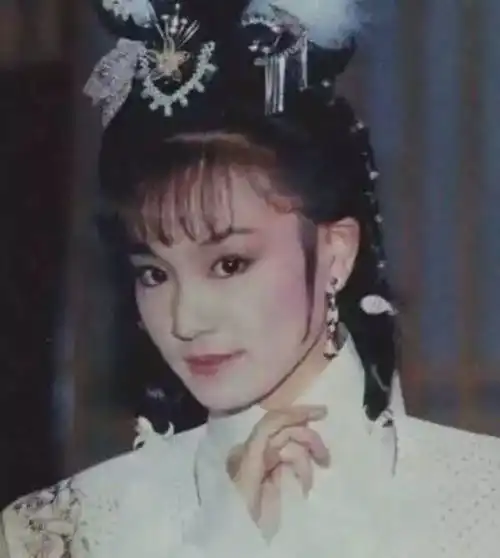  她是琼瑶御用女郎,拥有最跌宕的琼瑶剧人生,曾一手将范冰冰推向事业巅峰