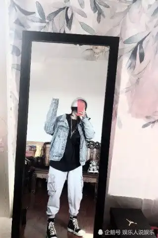  顾茜茜晒自拍照,暗黑萝莉变小奶狗,网友直呼花式撩人