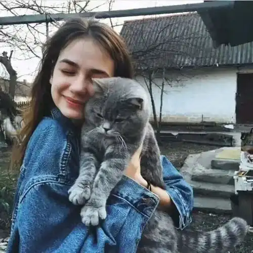  有没有女生抱猫的头像呀一定要无水印的那种噢