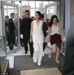  干练女神范儿高圆圆一袭白衣亮相全程微笑