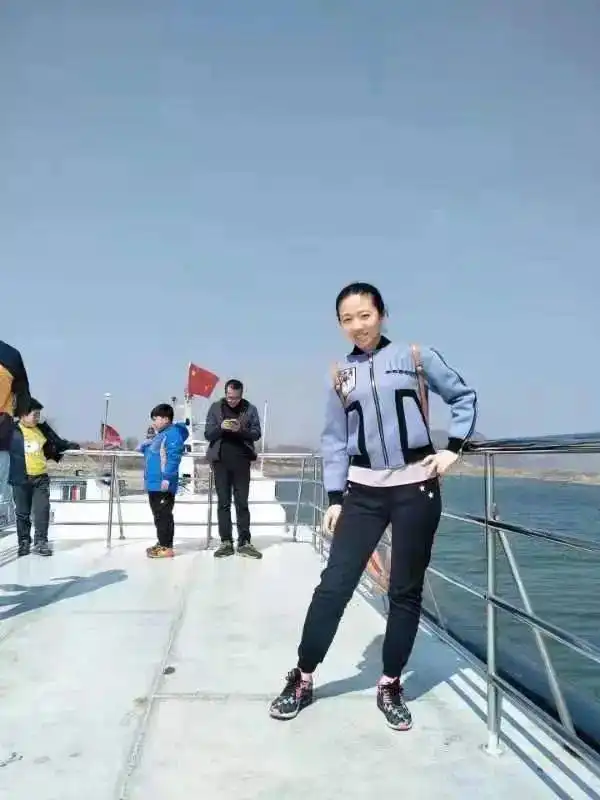  男子北京站晕厥,女医生跪地人工呼吸你摘下口罩那一刻,太美了