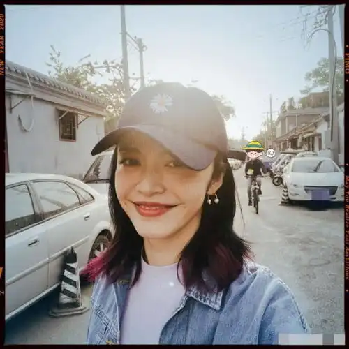  姚晨还是别大笑了,脸上的褶子和赘肉太明显,还不如微笑做女王