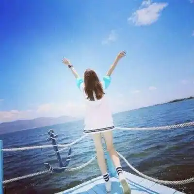 简约微笑头像海边