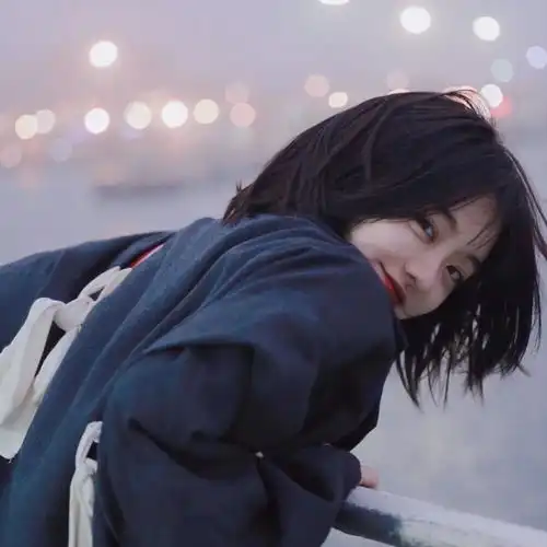  女生头像越是人声鼎沸我越觉得你应该在我身边