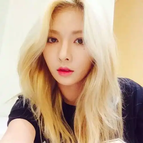  韩国女偶像爆到中国当网红认爱师弟后新工作惹粉崩溃...