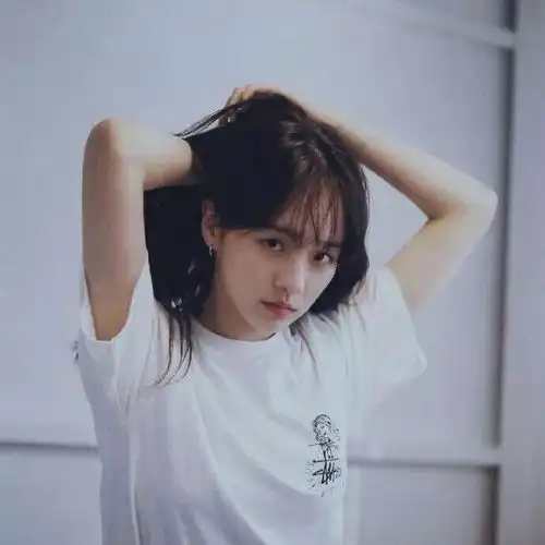  女生头像丨轻摸眼眶仍有余凉