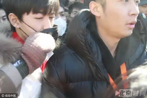  生无可恋王俊凯艺考途中遭粉丝撕口罩摸脸