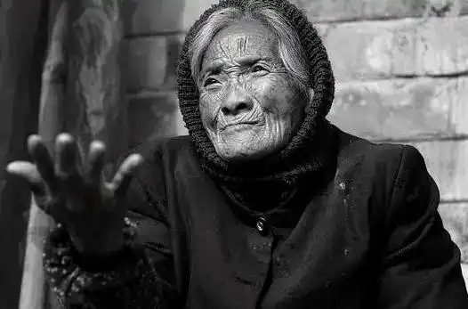  86岁老人在牛棚服药自尽,儿女葬礼大跳艳舞,喜丧喜在哪儿