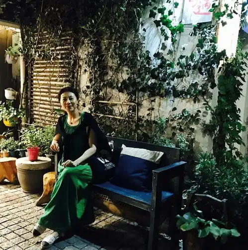  59岁岳红活成让人羡慕的样子,绿色长裙配薄纱罩衫,美得优雅真实