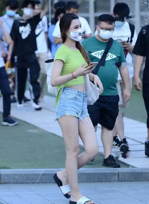  绿色小上衣搭配浅色牛仔裤,清新随意,自然洒脱