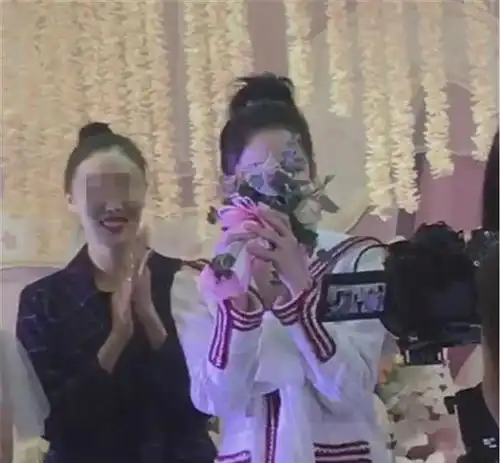  实拍古力娜扎的闺蜜婚礼,现场跳舞很优美,服装低调还不抢风头