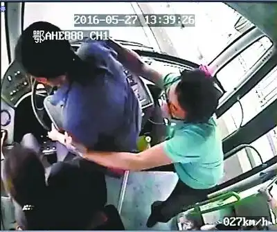  奖励100000元就因为他在公交上的一个动作做这件事,在贵州也有奖励