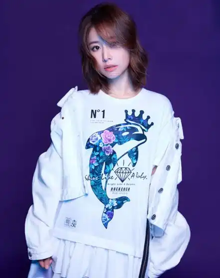  45岁林心如秀美貌穿卫衣喝红酒素颜直播,晒霍建华牵手照撒狗粮