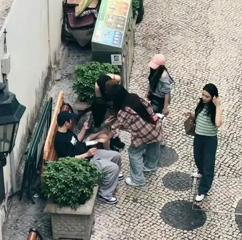  王思聪大班楼用餐,被嚗花10万,吃饱喝足和美女坐马路牙子聊天
